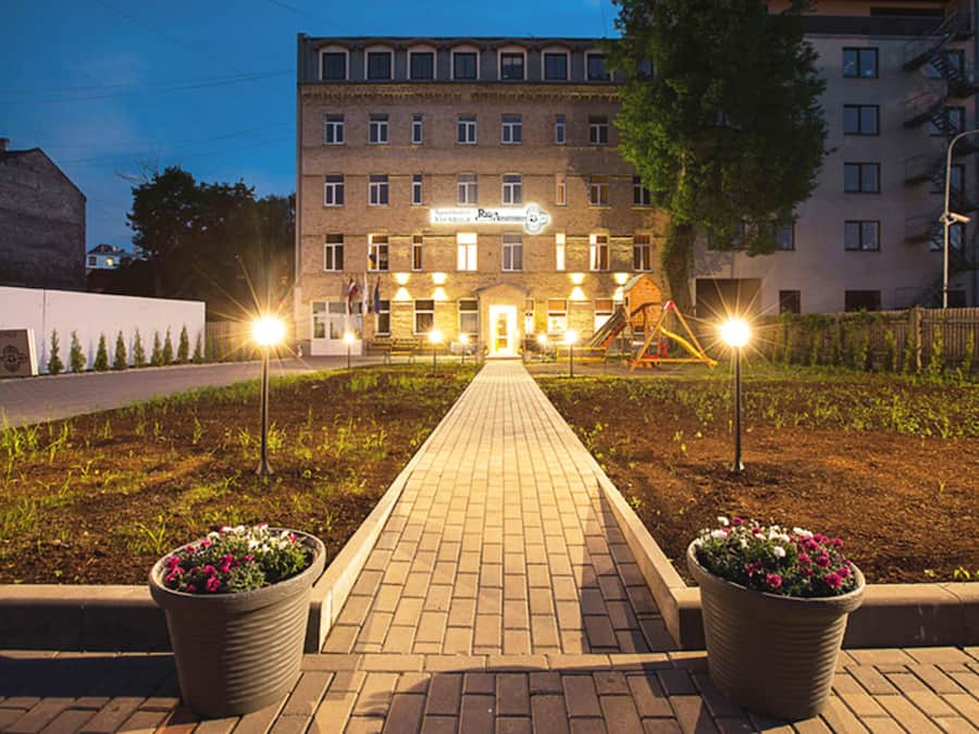 Majoituspaikan julkisivu illalla/yöllä