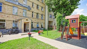 Un immeuble sur lequel on peut lire l’inscription « Aparthotel Viesnica Riga ».