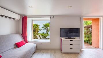 Studio Confort, salle de bains attenante | Coin séjour