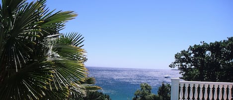 Utendørsbasseng, bassengparasoller og solsenger