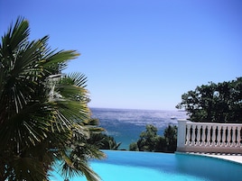 Piscine extérieure, parasols de plage, chaises longues