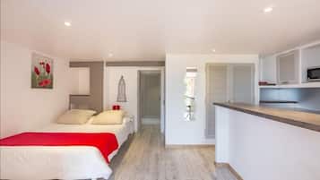 Studio Confort, salle de bains attenante | Décoration personnalisée, ameublement personnalisé, rideaux occultants