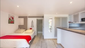 Comfort-studio, kylpyhuone makuuhuoneen yhteydessä | Yksilöllisesti sisustettu, yksilöllisesti kalustettu, pimennysverhot
