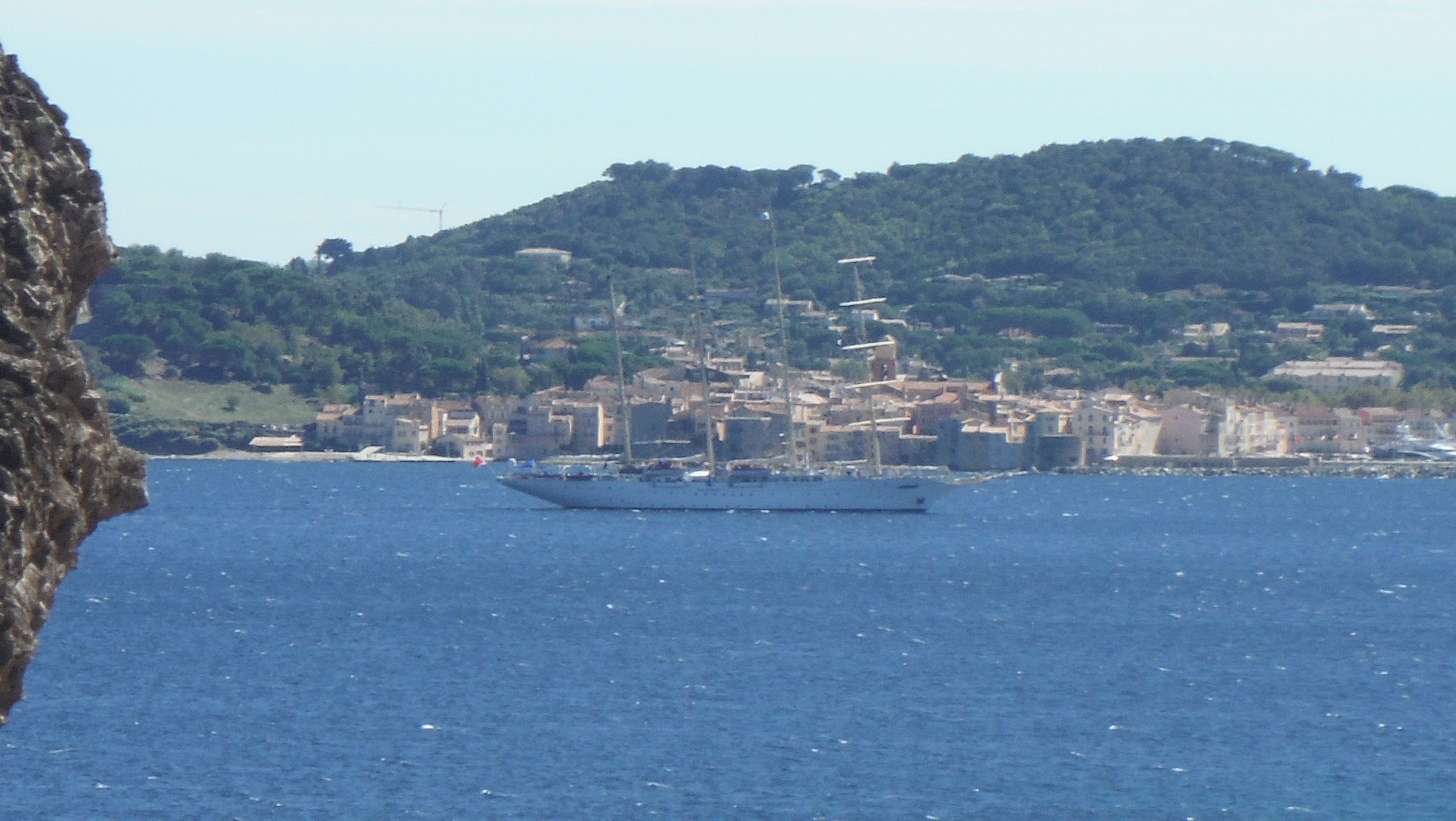 Une ville côtière avec un navire amarré dans le port.