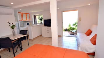 Comfort Studio, Ensuite | Living area | Flat-screen TV, first-run films, pay films