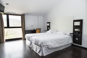 Premium bedding, desk, soundproofing, cribs/infant beds - Hotel Las Monteras (Villanueva del Rey)