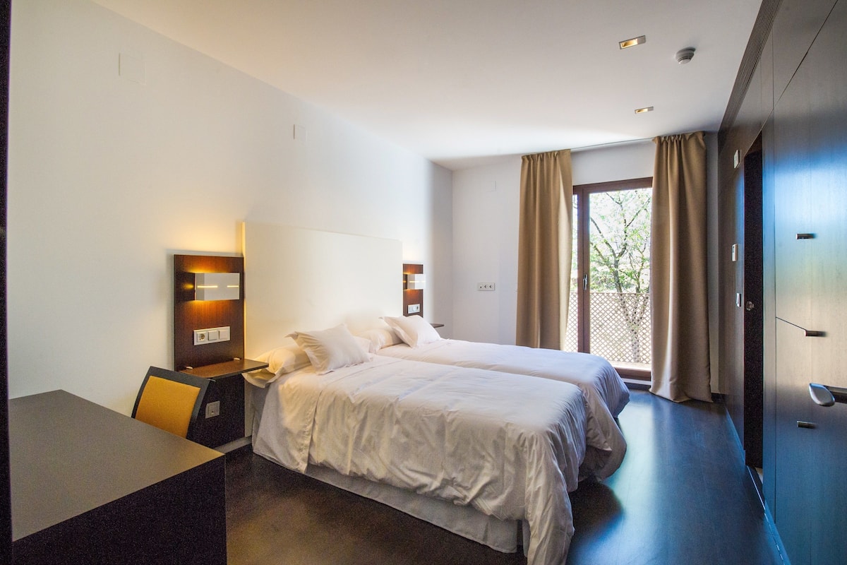 Habitación con 2 camas individuales | Ropa de cama de alta calidad, escritorio, insonorización y cunas