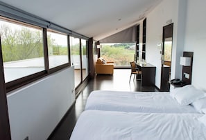 Premium bedding, desk, soundproofing, cots/infant beds