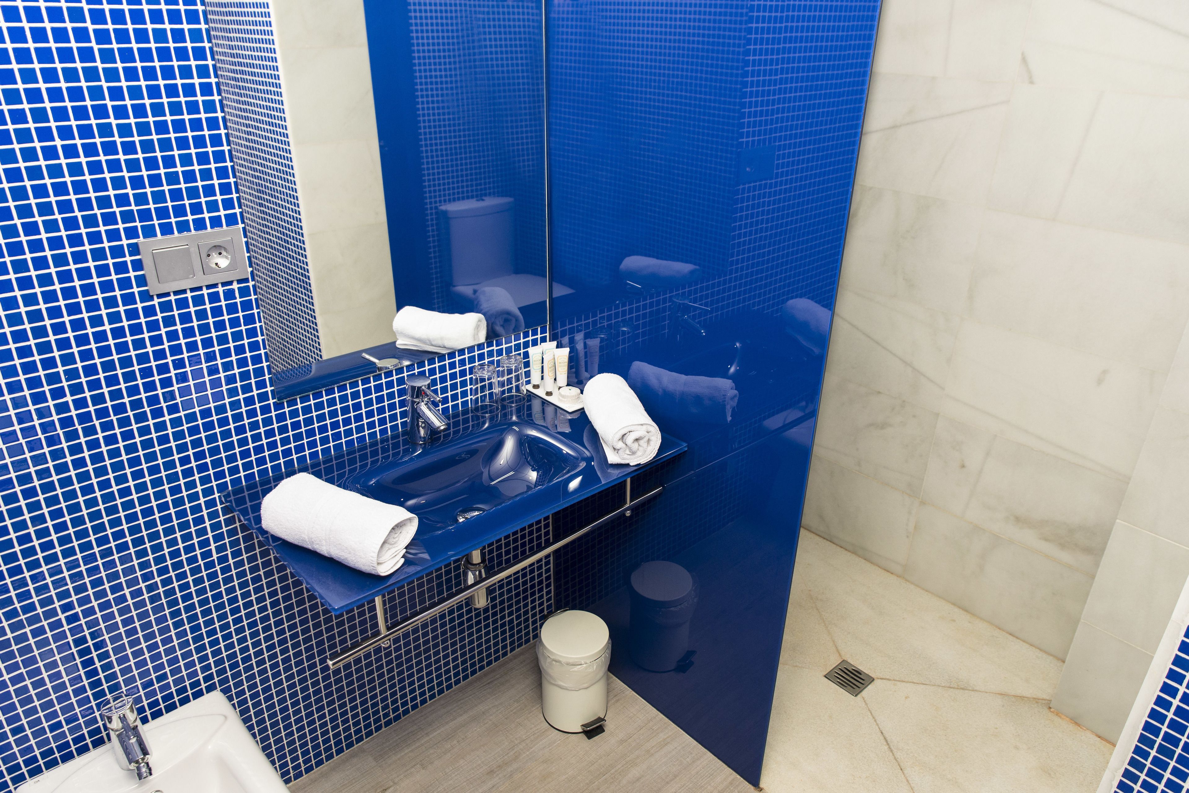 twin room | bathroom | free toiletries