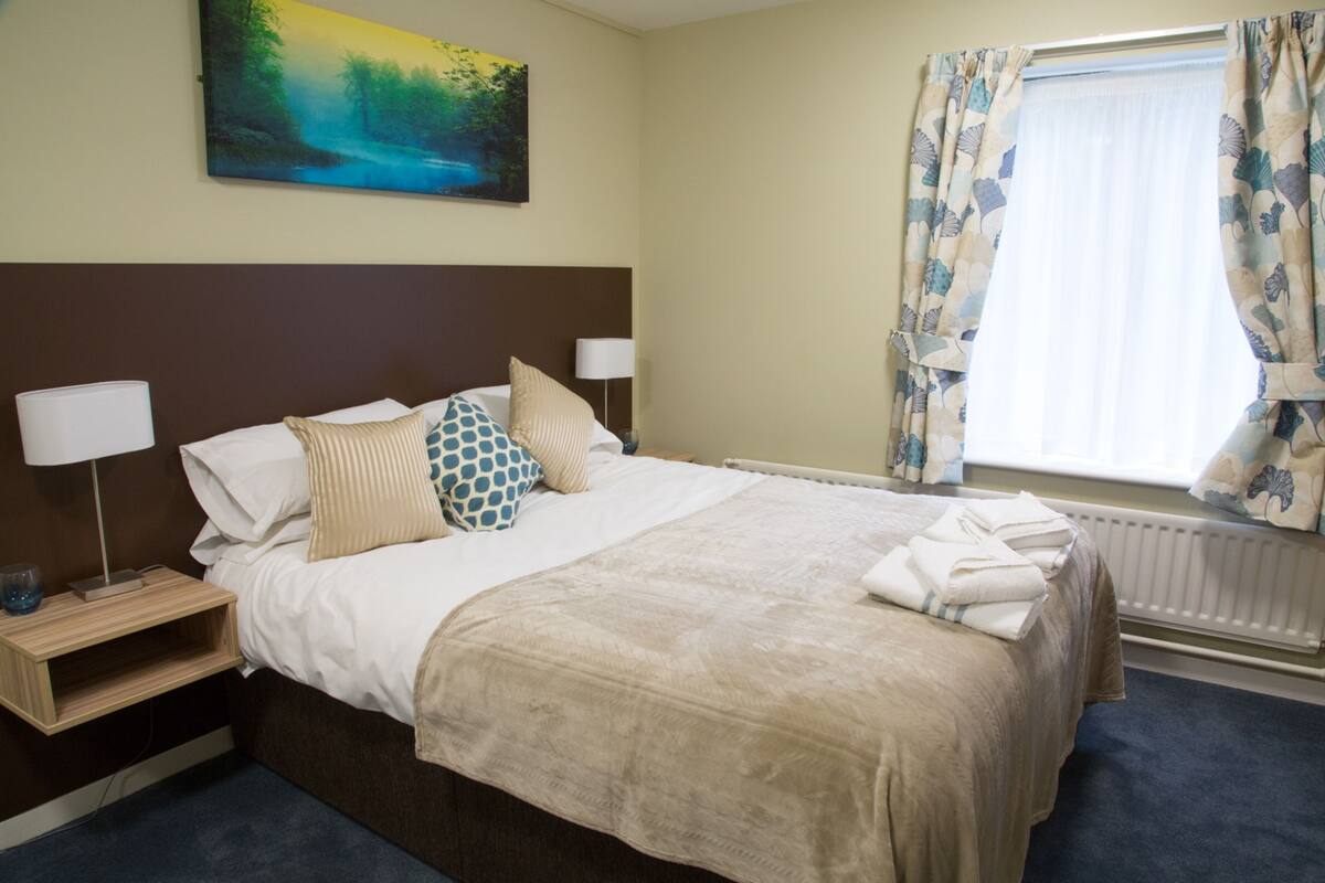 Desk, WiFi (free), bed sheets