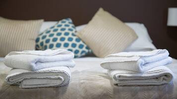 Double Room | Desk, WiFi (free), bed sheets