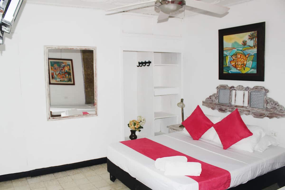 Quarto quádruplo standard, suíte | Wi-Fi de cortesia, roupa de cama