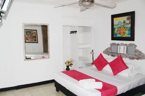 Habitación cuádruple estándar, baño privado | Wifi gratis y ropa de cama