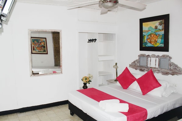 WiFi (free), bed sheets - Hostal Casa Venecia (Cartagena)