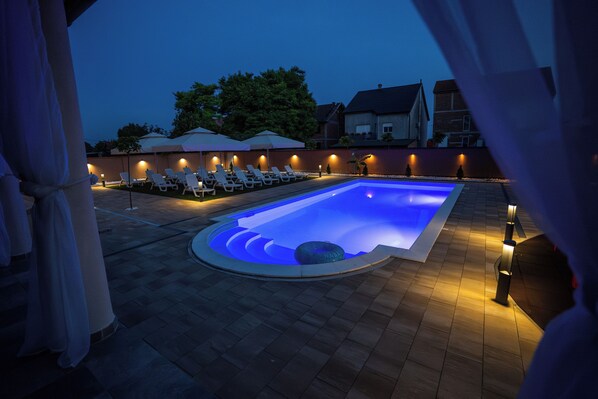 สระว่ายน้ำกลางแจ้งเปิดตามฤดูกาล, เก้าอี้อาบแดดริมสระ