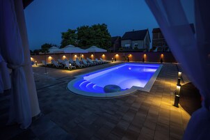 Piscina externa sazonal, funciona das 6h às 22h, espreguiçadeiras