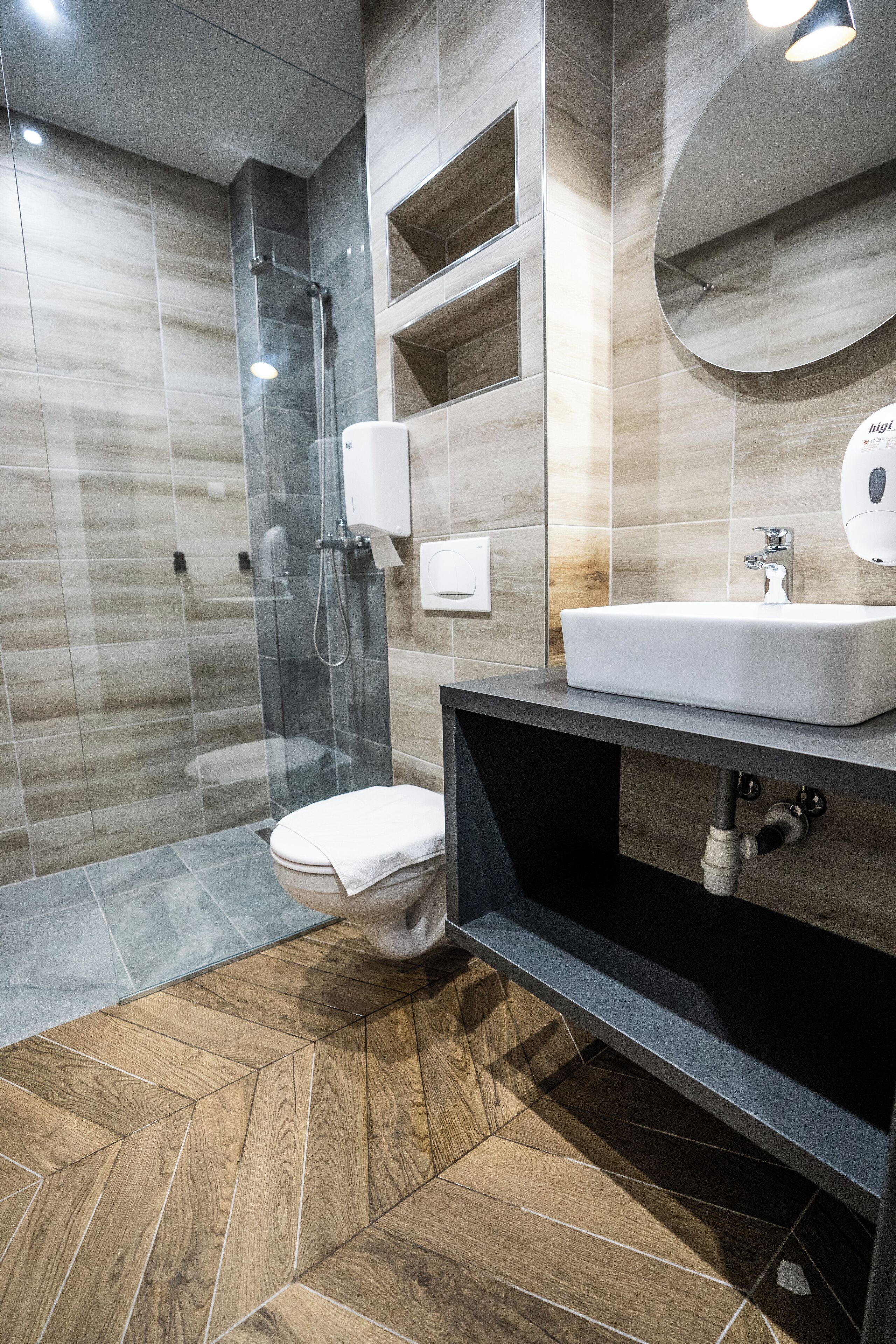 Un baño moderno con ducha, inodoro y lavamanos.