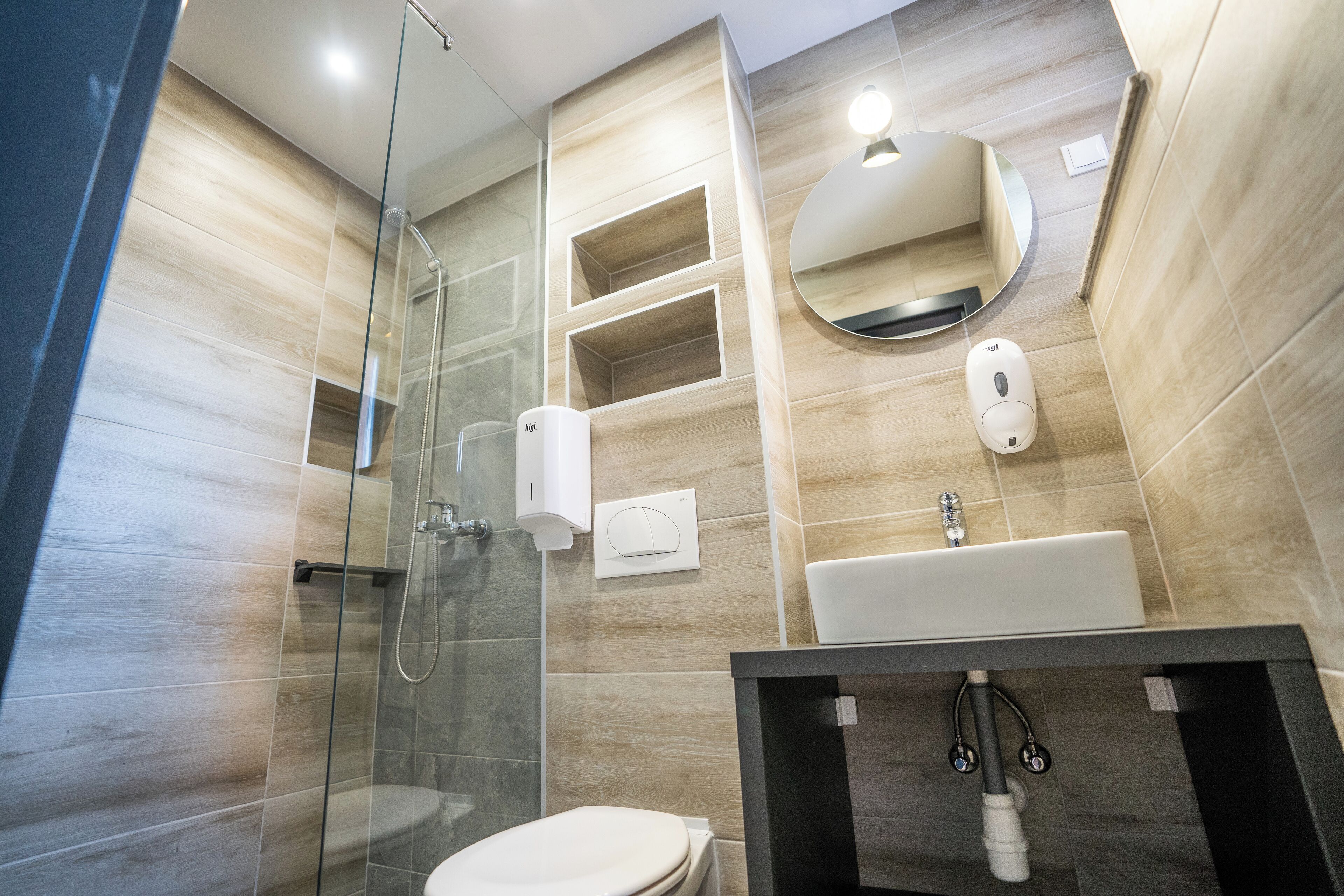 Combined shower/bathtub, free toiletries, hair dryer, towels