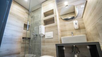 Combined shower/bathtub, free toiletries, hair dryer, towels