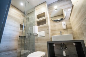 Combined shower/tub, free toiletries, hair dryer, towels