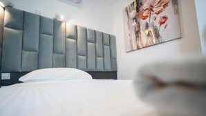 أغطية فراش متميزة وميني بار وخزنة داخل الغرفة ومكتب