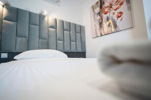 เครื่องนอนระดับพรีเมียม, มินิบาร์, ตู้นิรภัยในห้องพัก, โต๊ะทำงาน