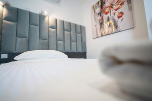 Ropa de cama de alta calidad, minibar, caja fuerte y escritorio