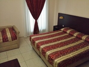 เครื่องนอนระดับพรีเมียม, ตู้นิรภัยในห้องพัก, โต๊ะทำงาน, ห้องเก็บเสียง