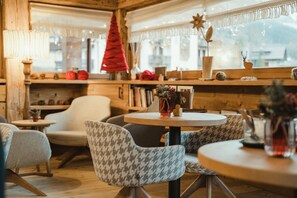 Lobby lounge - FIORI Dolomites Experience Hotel (San Vito di Cadore)