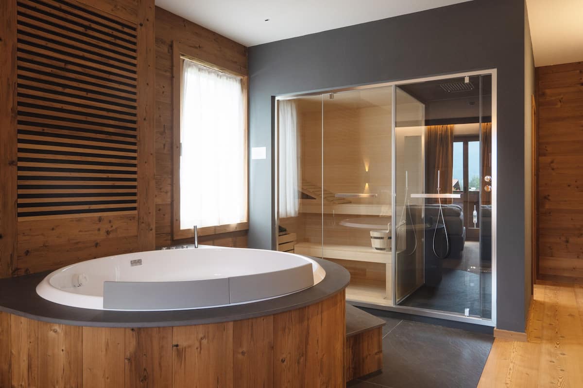 spa suite with jacuzzi and sauna | room amenity