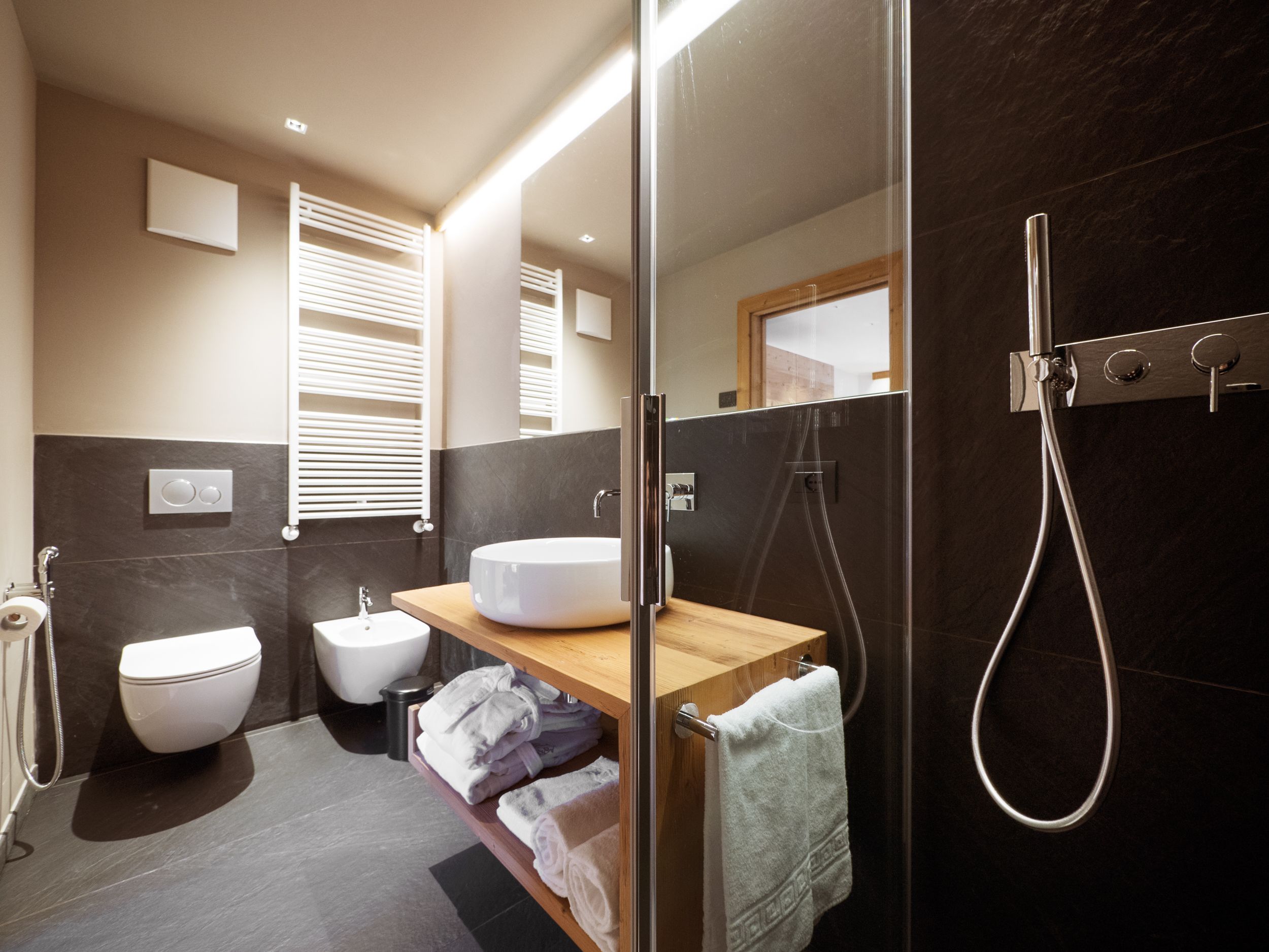 shower, rainfall showerhead, free toiletries, hair dryer