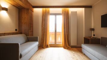 Suite con Terrazza | Area soggiorno | TV a schermo piatto 42 pollici con canali satellitari, TV