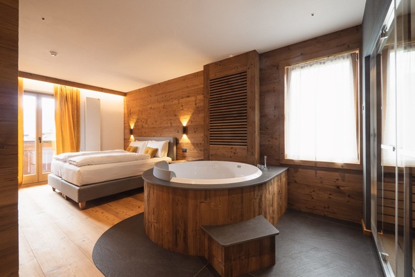 Spa Suite with jacuzzi and sauna | Premium bedding, down comforters, in-room safe, desk