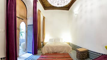 Perhesviitti, takka | Yksilöllisesti sisustettu, yksilöllisesti kalustettu, pimennysverhot