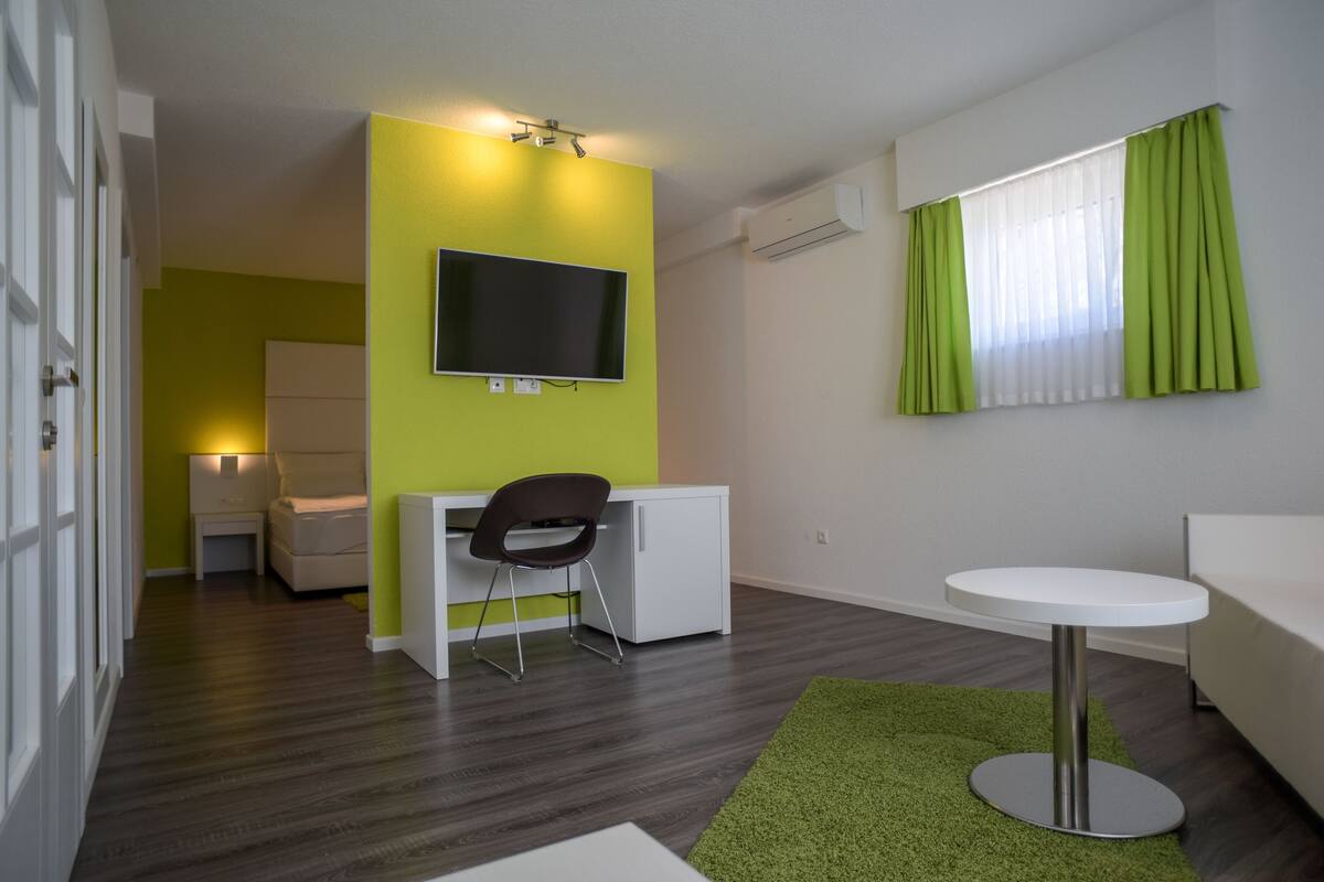 Memory-foam beds, in-room safe, desk, blackout curtains