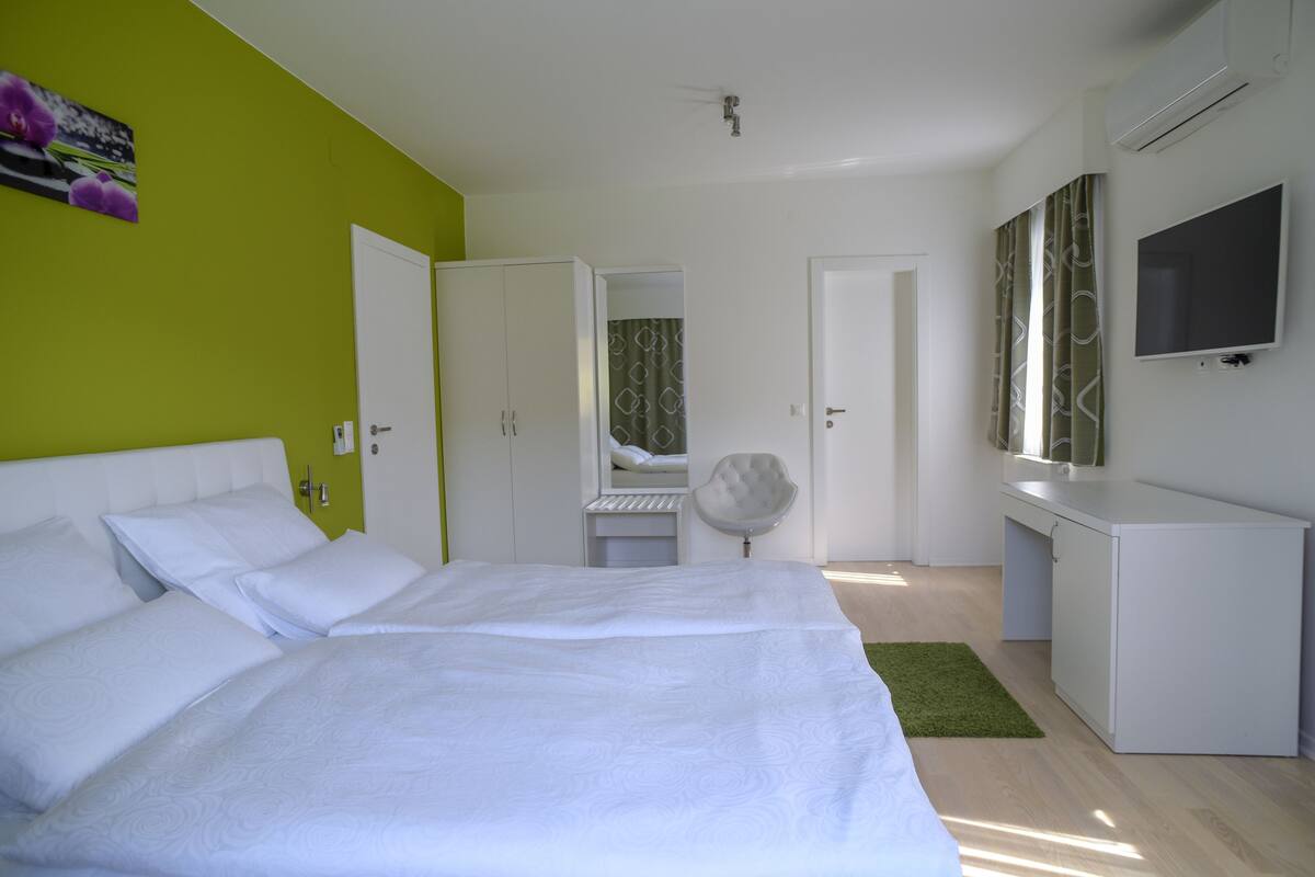 Memory-foam beds, in-room safe, desk, blackout curtains