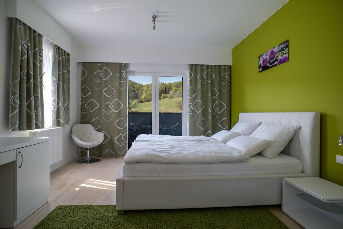 Memory-foam beds, in-room safe, desk, blackout curtains