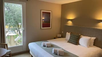 Premium tweepersoonskamer | Een kluis op de kamer, een bureau, geluiddichte muren