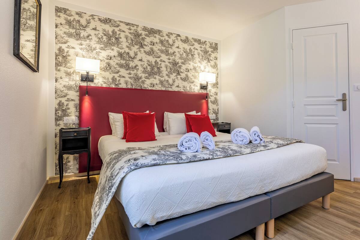 Premium Double Room | In-room safe, desk, soundproofing, iron/ironing board (on request)