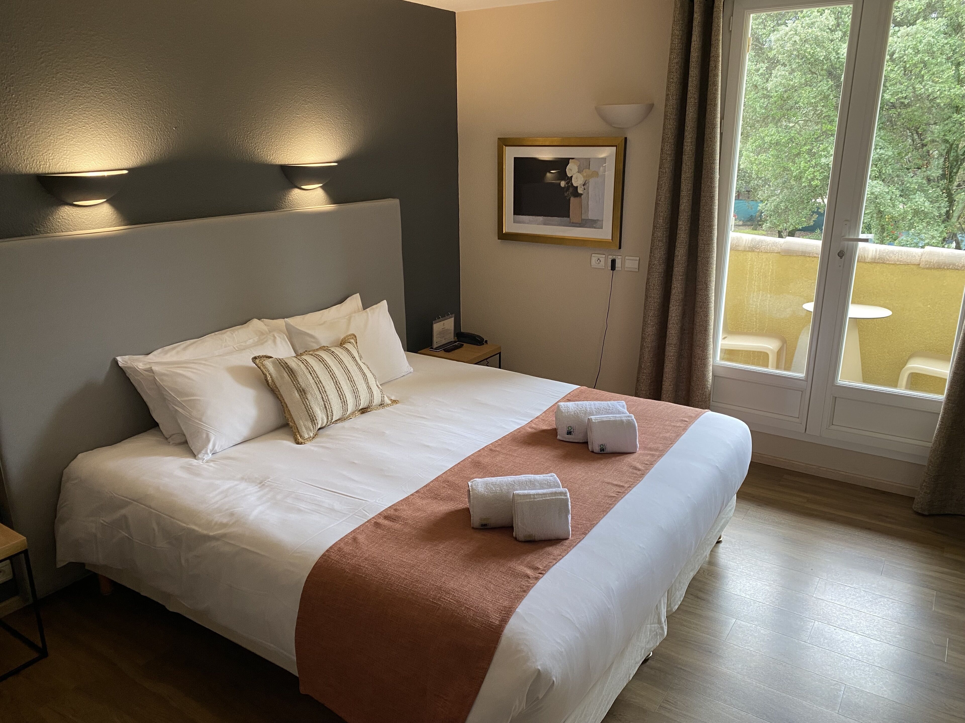 premium double room | 1 bedroom, in-room safe, desk, soundproofing