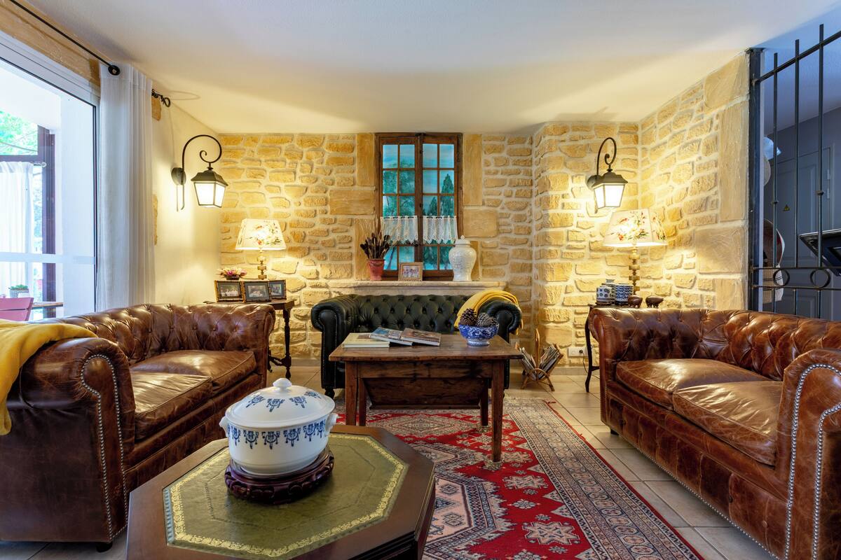 85-cm flat-screen tv with cable channels, tv