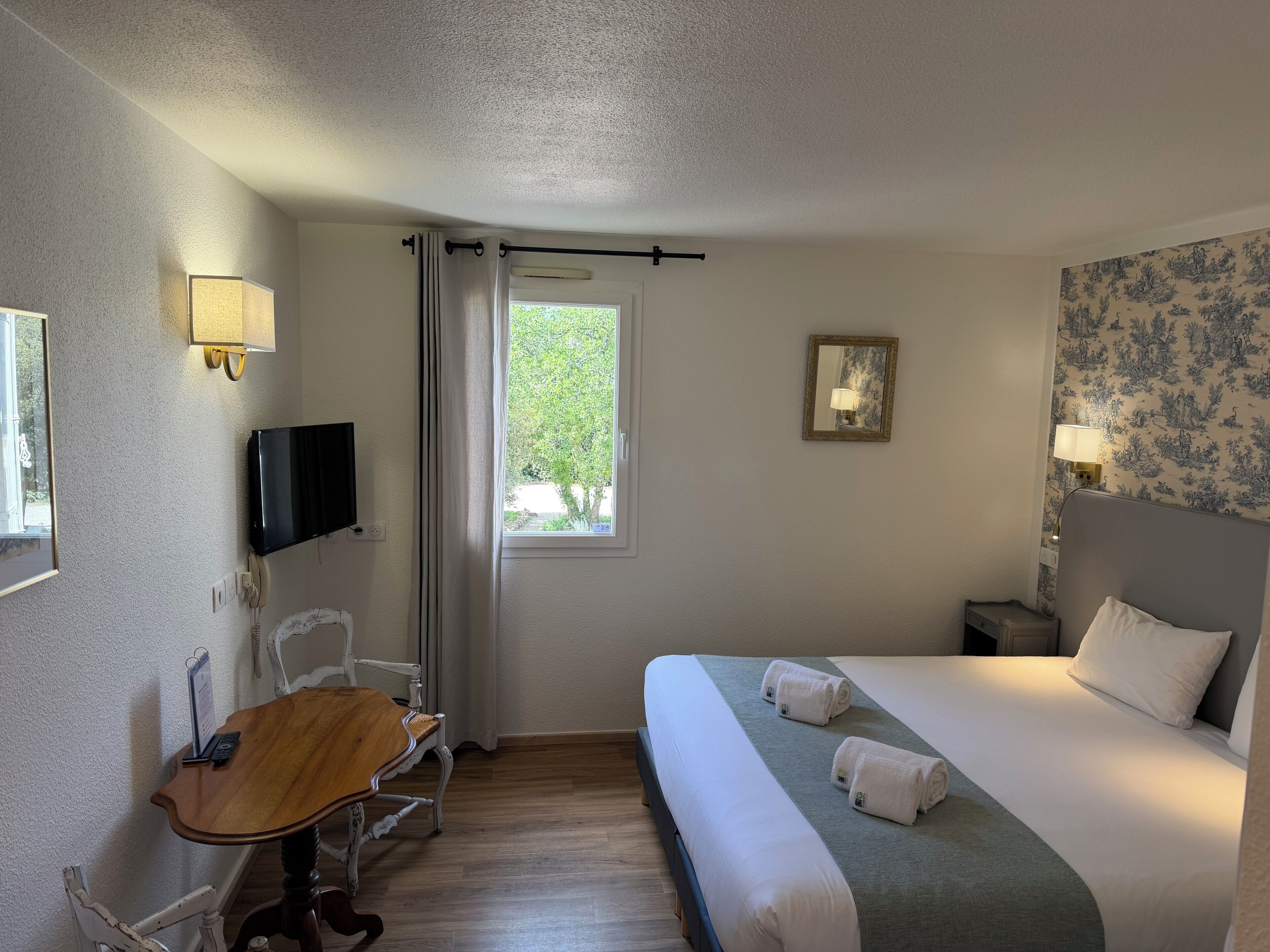 Superior Double Room (1er Etage) | In-room safe, desk, soundproofing, iron/ironing board