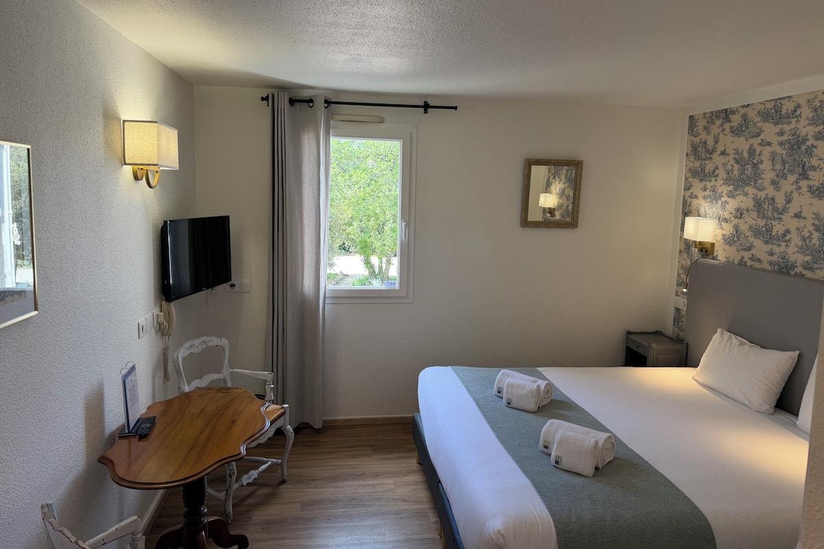 Superior Double Room (1er Etage) | In-room safe, desk, soundproofing, iron/ironing board