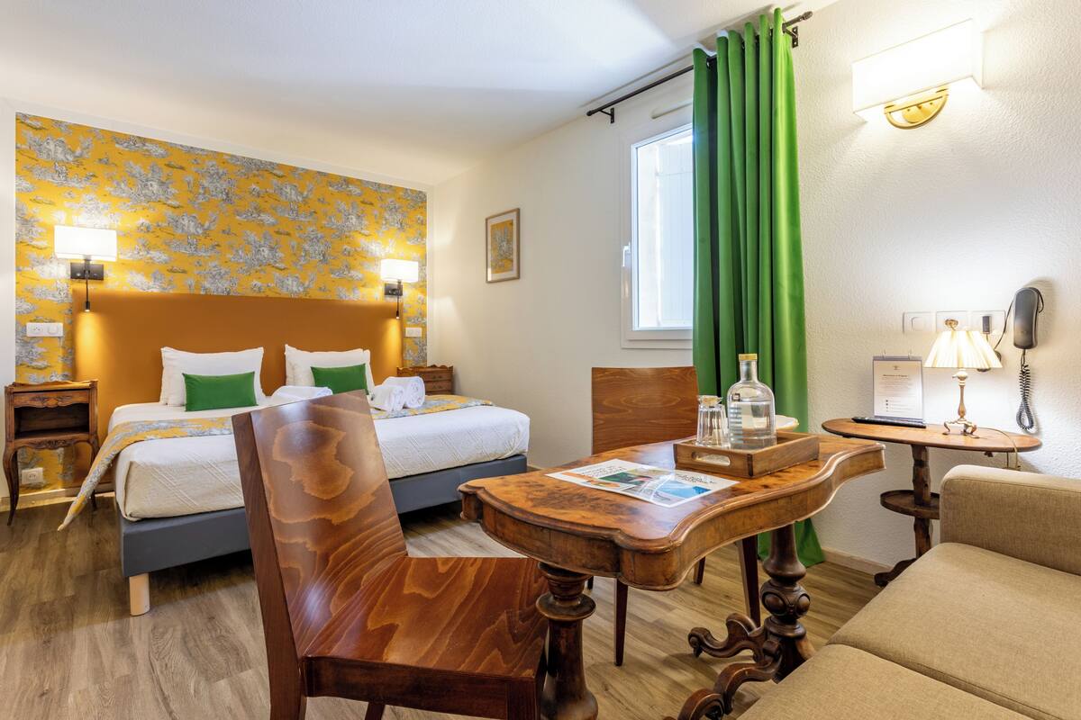 Superior Double Room (1er Etage) | In-room safe, desk, soundproofing, iron/ironing board (on request)