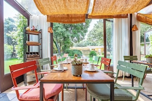 Desayuno buffet diario (EUR 18 por persona)