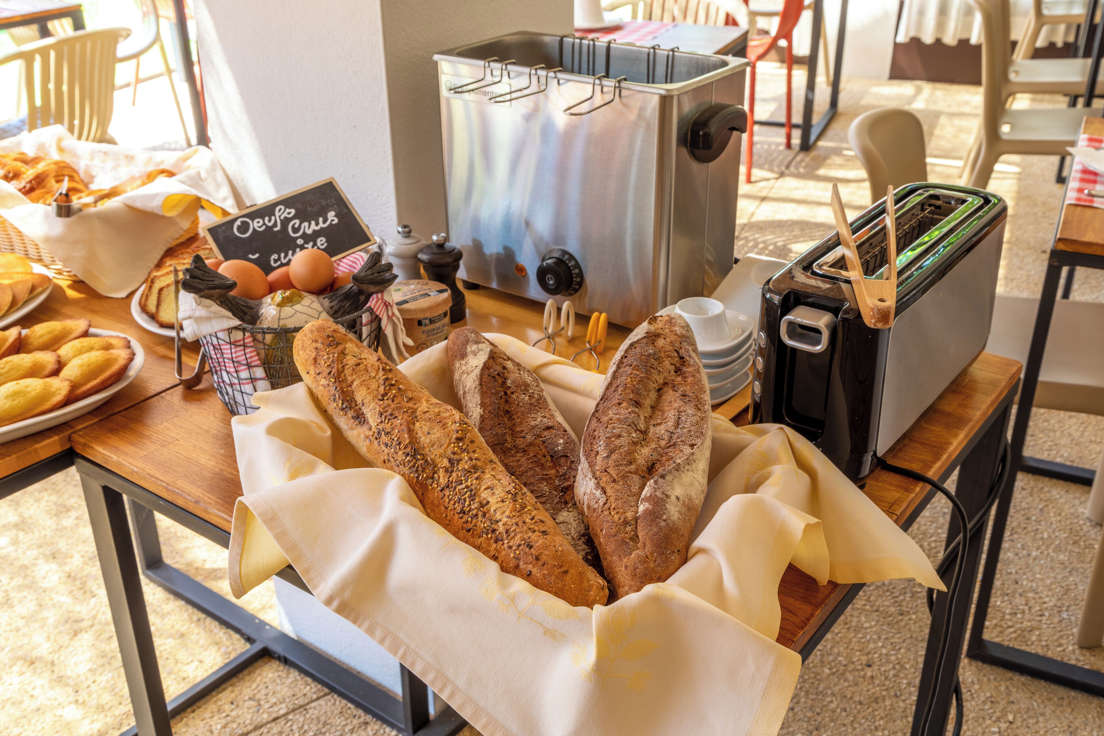 Colazione con pane, uova e un tostapane.