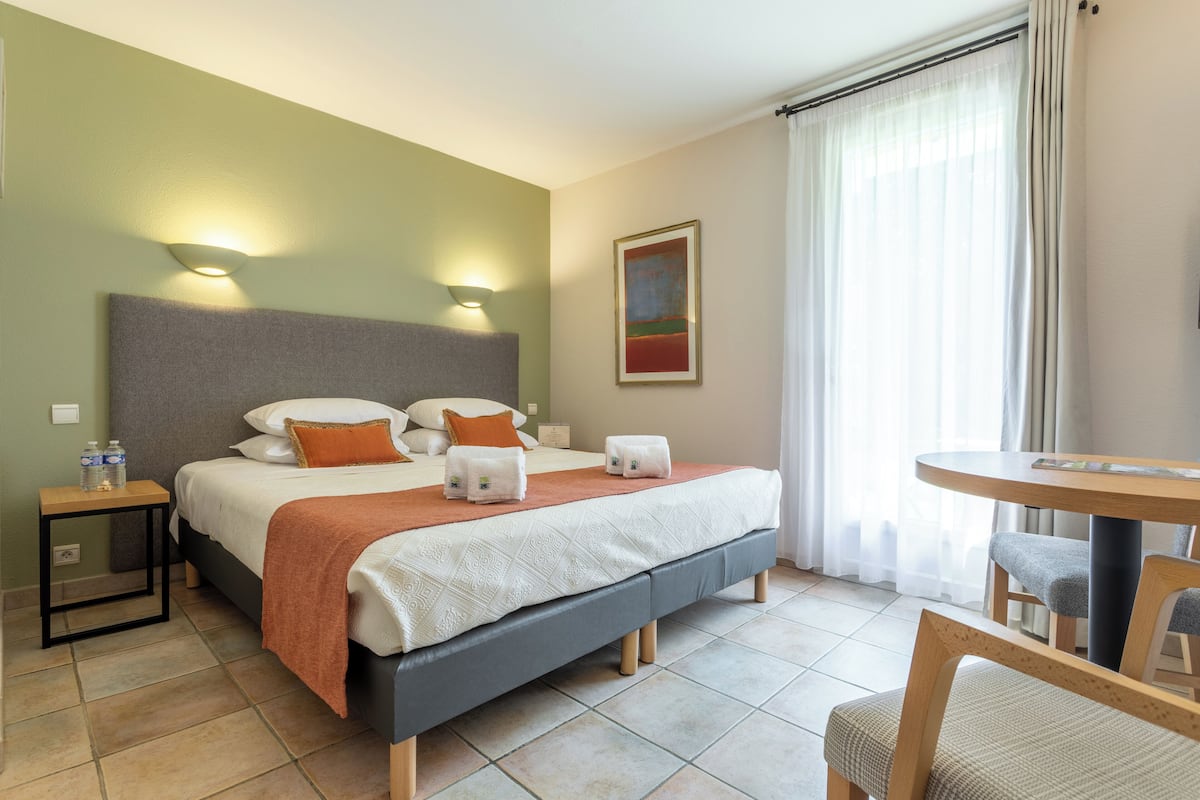 Chambre Elegance | Peti besi dalam bilik, meja, kalis bunyi, seterika/papan seterika