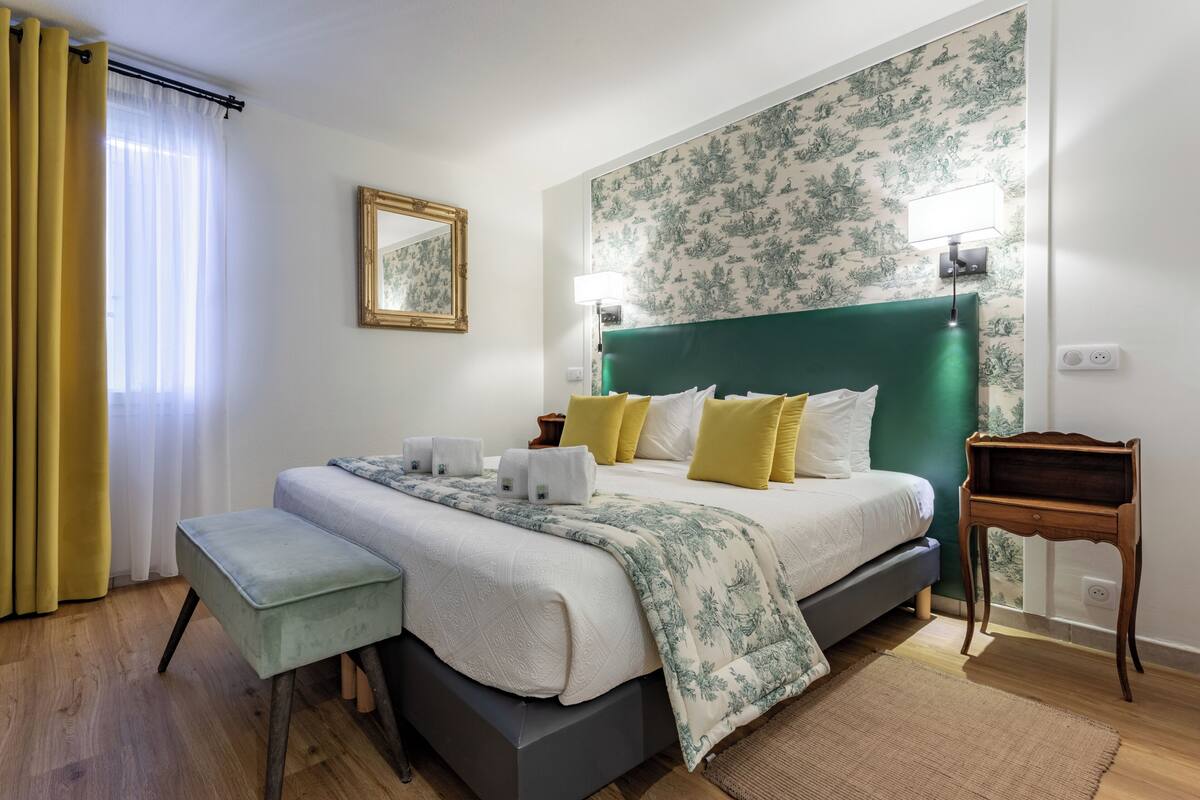 In-room safe, desk, soundproofing, iron/ironing board (on request)