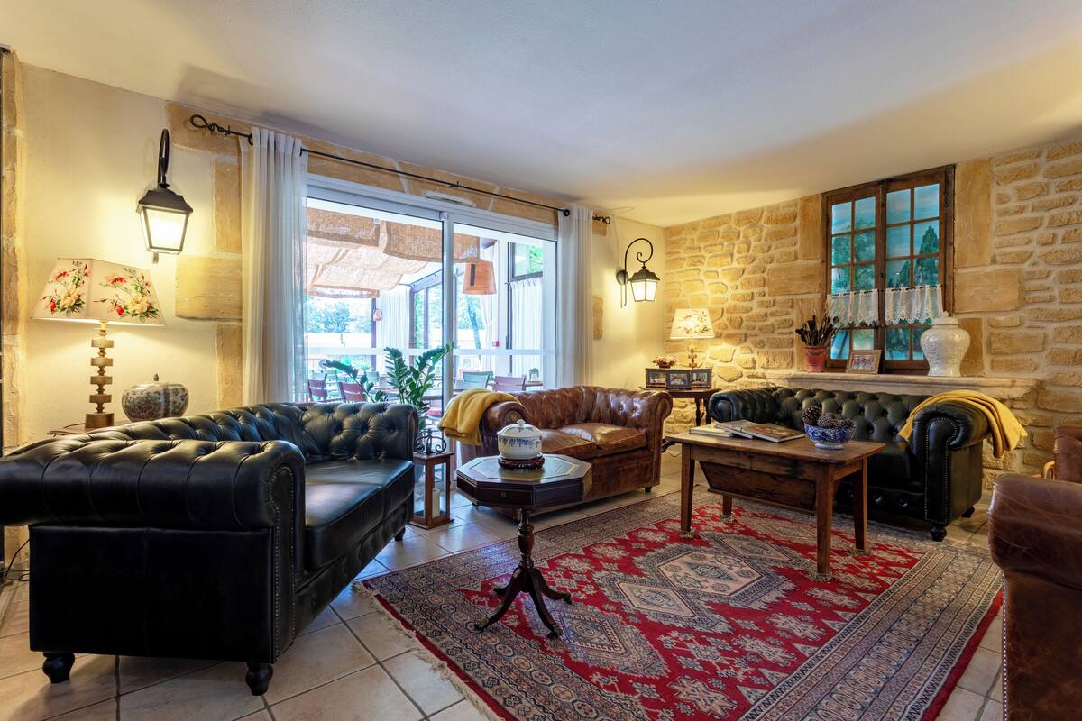 85-cm flat-screen tv with cable channels, tv