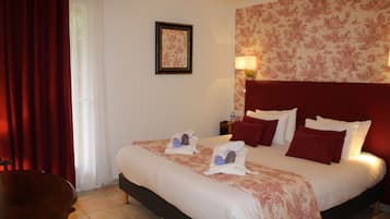 Zimmersafe, Schreibtisch, schallisolierte Zimmer, BĂŒgeleisen/BĂŒgelbrett